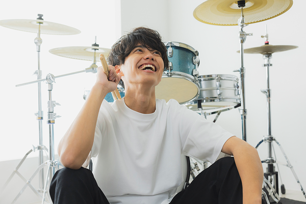 趣味で音楽を続けている人や、大学生のアルバイトとして